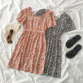 Piros és fekete virágmotívumokkal díszített női ruha