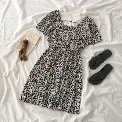 Piros és fekete virágmotívumokkal díszített női ruha