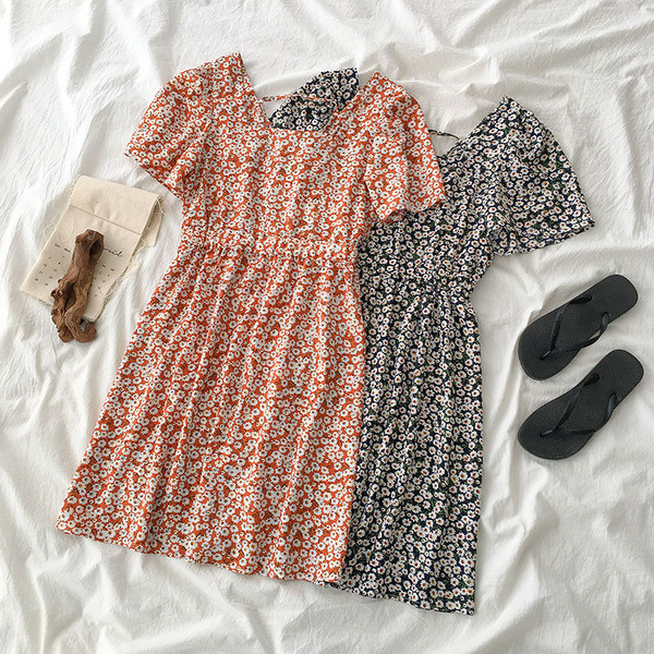 Piros és fekete virágmotívumokkal díszített női ruha