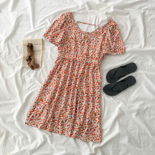 Piros és fekete virágmotívumokkal díszített női ruha