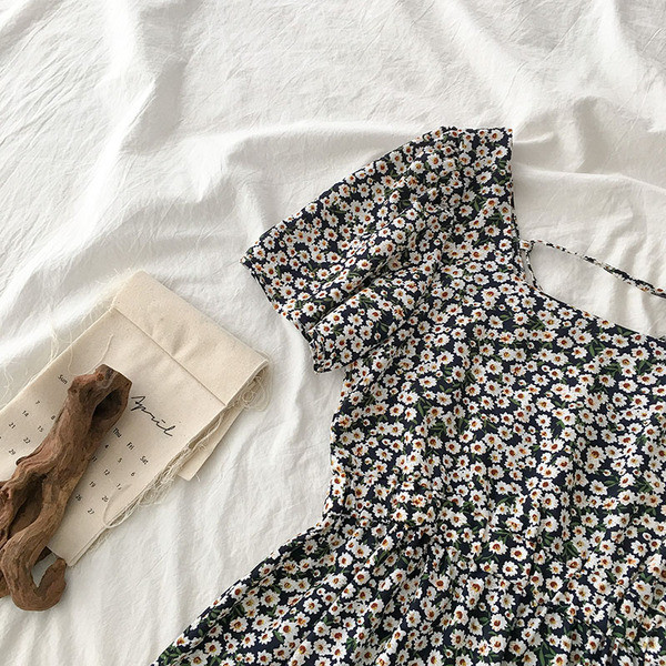 Piros és fekete virágmotívumokkal díszített női ruha