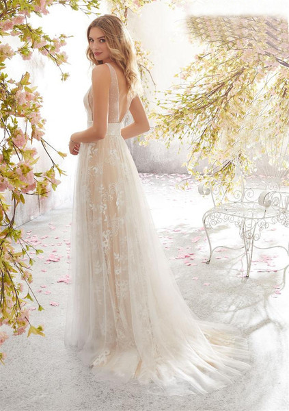 Κομψό γυναικείο φόρεμα με ντεκολτέ σε σχήμα V και τούλι σε μπεζ χρώμα