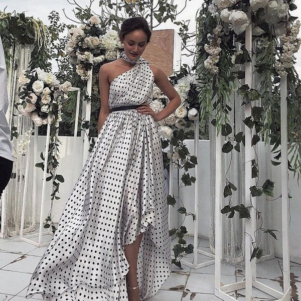 Stílusos aszimmetrikus női ruha fehér pöttyökkel