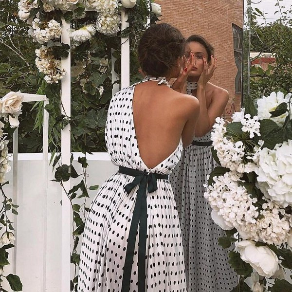 Stílusos aszimmetrikus női ruha fehér pöttyökkel