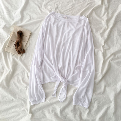 Vékony női blúz derékban megkötővel