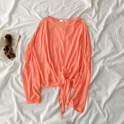 Vékony női blúz derékban megkötővel