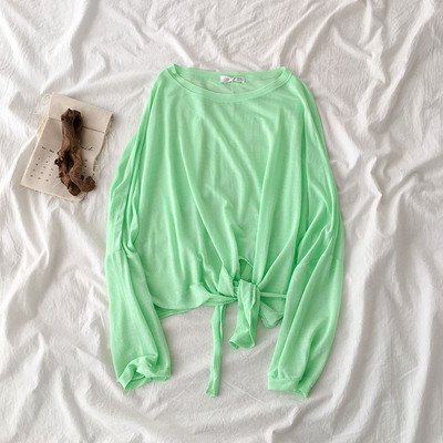 Vékony női blúz derékban megkötővel