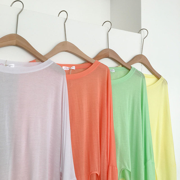 Vékony női blúz derékban megkötővel