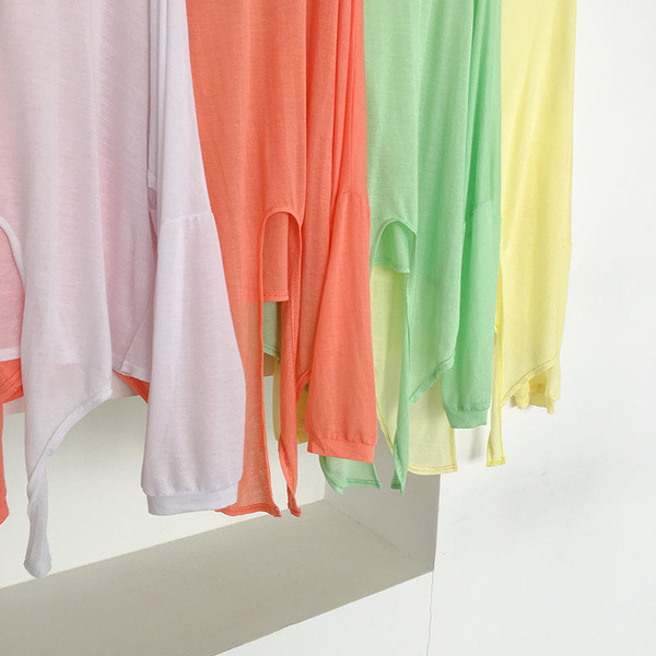 Vékony női blúz derékban megkötővel