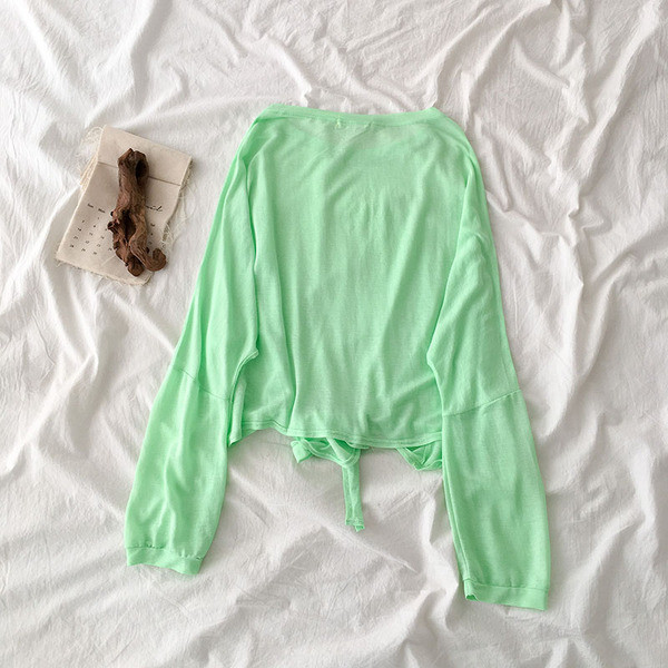 Vékony női blúz derékban megkötővel