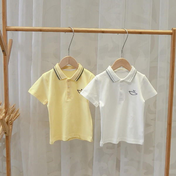 Modern, sárga-fehér gyerekpóló fiúknak