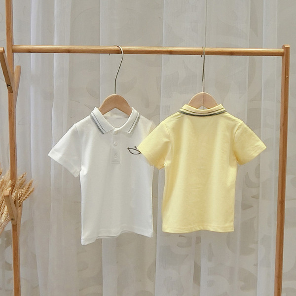 Modern, sárga-fehér gyerekpóló fiúknak