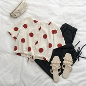 Női rövid blúz gombokkal és megkötővel a derekán