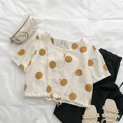 Női rövid blúz gombokkal és megkötővel a derekán