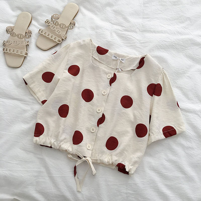 Női rövid blúz gombokkal és megkötővel a derekán