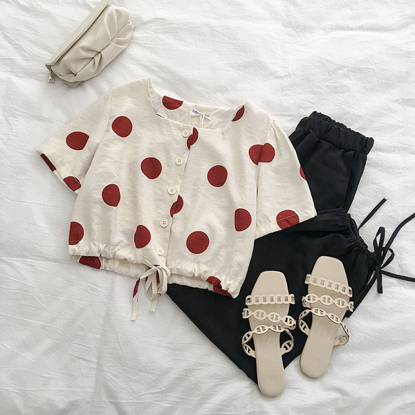 Női rövid blúz gombokkal és megkötővel a derekán