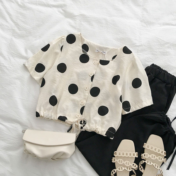 Női rövid blúz gombokkal és megkötővel a derekán