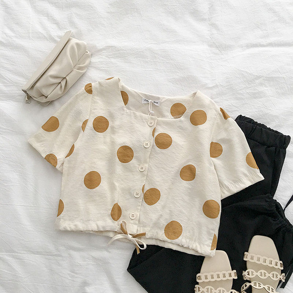 Női rövid blúz gombokkal és megkötővel a derekán