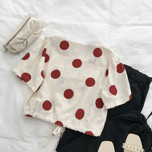 Női rövid blúz gombokkal és megkötővel a derekán