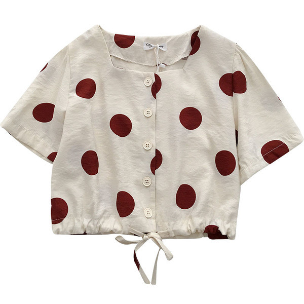 Női rövid blúz gombokkal és megkötővel a derekán