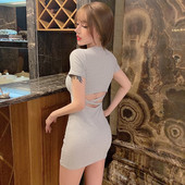 Rövid női ruha rövid ujjal és pántokkal