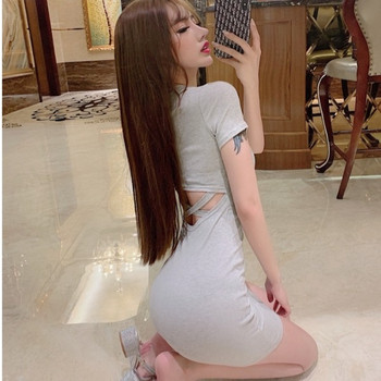 Rövid női ruha rövid ujjal és pántokkal