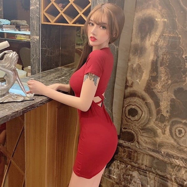 Rövid női ruha rövid ujjal és pántokkal