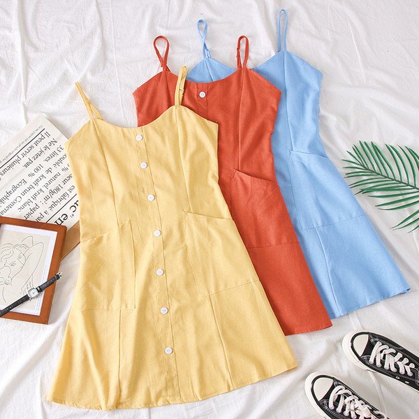 Kivágott női ruha vékony pántokkal, fehér, sárga, piros és kék színben