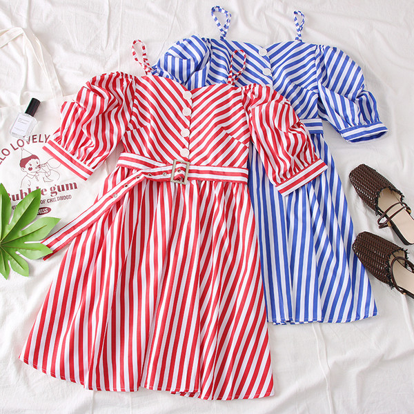 Rochie elegantă de damă cu dungi în roșu și albastru