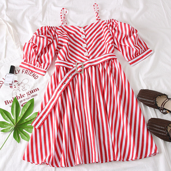 Rochie elegantă de damă cu dungi în roșu și albastru