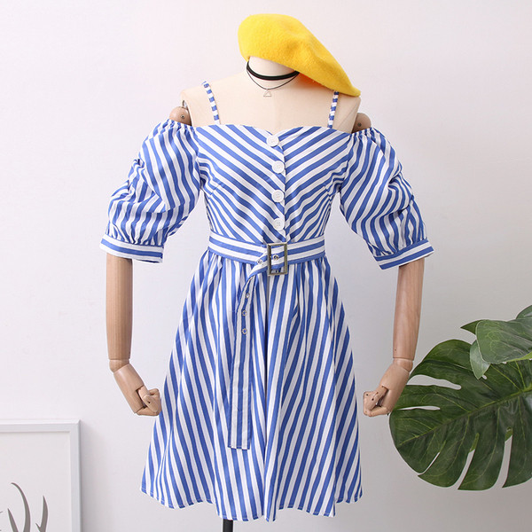 Rochie elegantă de damă cu dungi în roșu și albastru