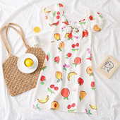 Alkalmi női ruha V-nyakkal, fehér színben