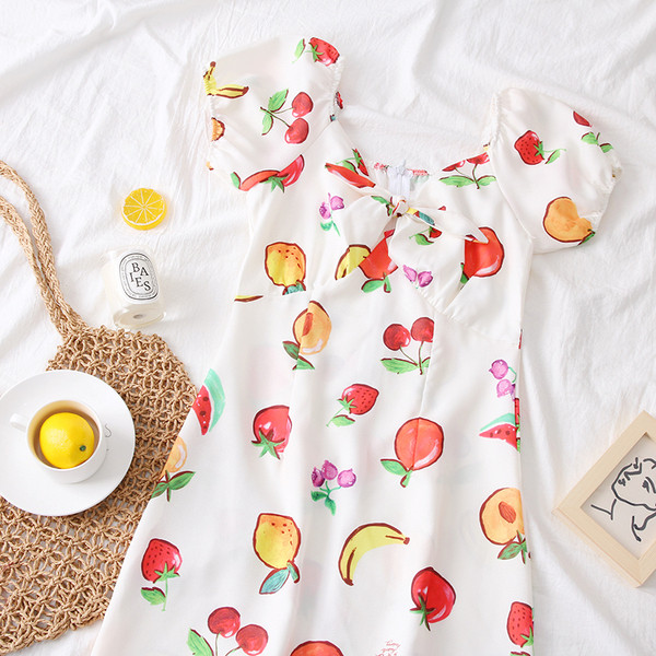 Alkalmi női ruha V-nyakkal, fehér színben