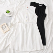 Alkalmi női ruha fehér és fekete gombokkal