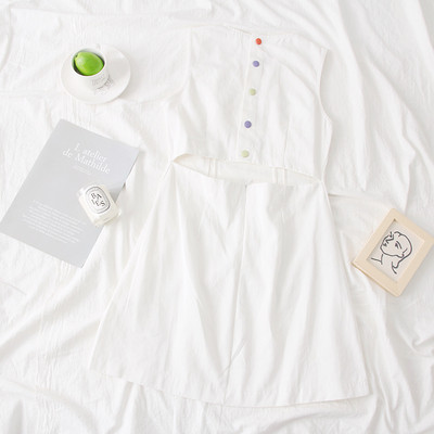 Alkalmi női ruha fehér és fekete gombokkal