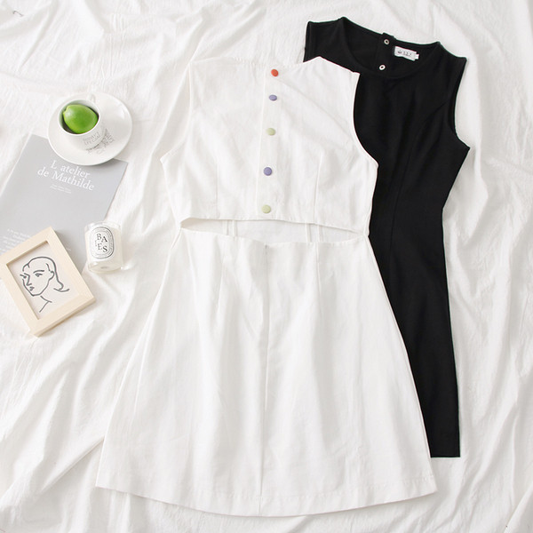 Alkalmi női ruha fehér és fekete gombokkal