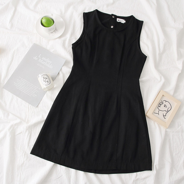 Alkalmi női ruha fehér és fekete gombokkal