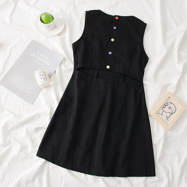 Alkalmi női ruha fehér és fekete gombokkal