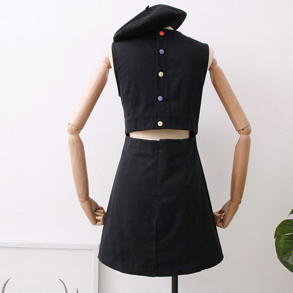 Alkalmi női ruha fehér és fekete gombokkal