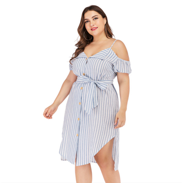 Alkalmi női ruha csupasz váll és gombokkal