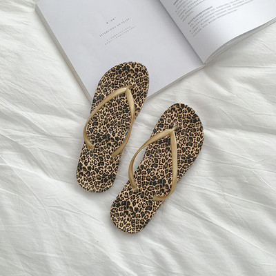 Különböző színű női papucsok a lábujjakon keresztül