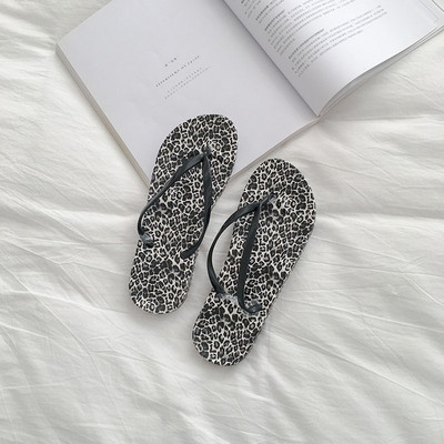 Különböző színű női papucsok a lábujjakon keresztül