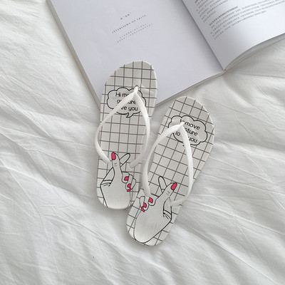 Különböző színű női papucsok a lábujjakon keresztül