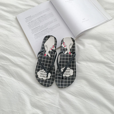 Különböző színű női papucsok a lábujjakon keresztül