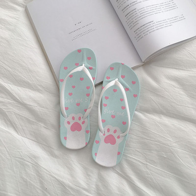 Különböző színű női papucsok a lábujjakon keresztül