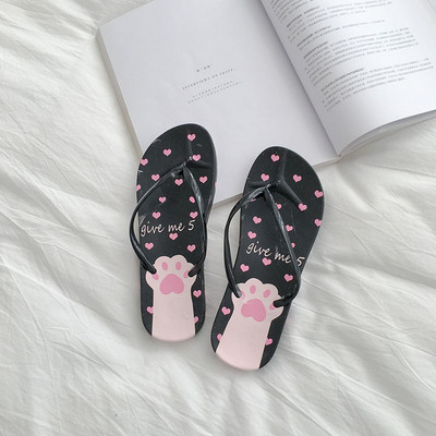 Különböző színű női papucsok a lábujjakon keresztül