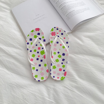 Különböző színű női papucsok a lábujjakon keresztül