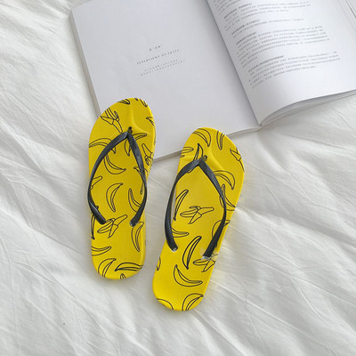 Különböző színű női papucsok a lábujjakon keresztül