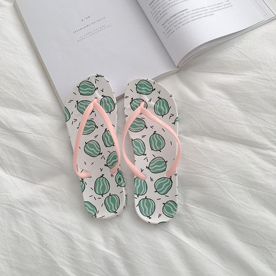 Különböző színű női papucsok a lábujjakon keresztül