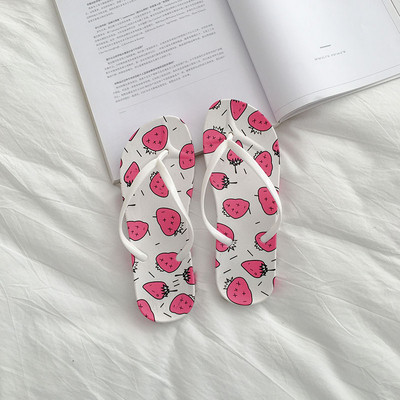 Különböző színű női papucsok a lábujjakon keresztül